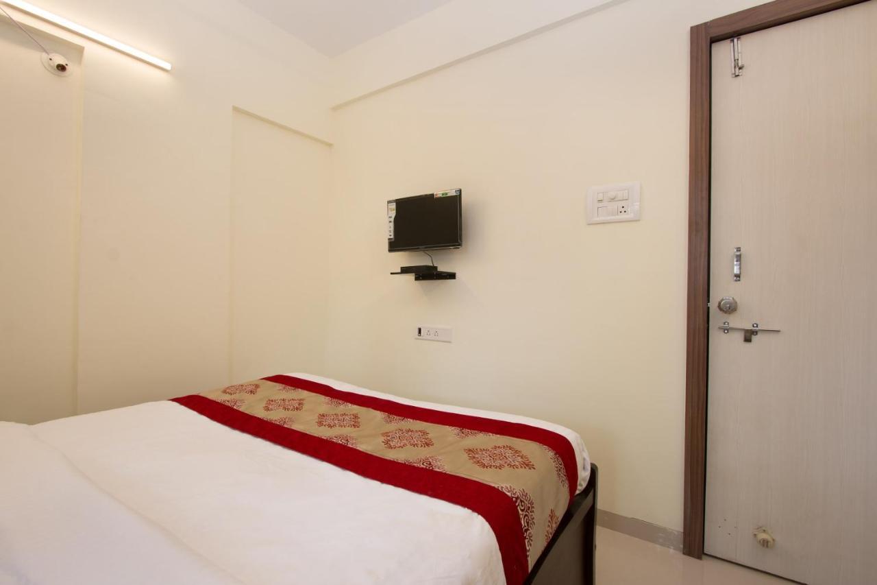 Hotel OYO 9052 Leisurely Abode Khadki Exterior foto